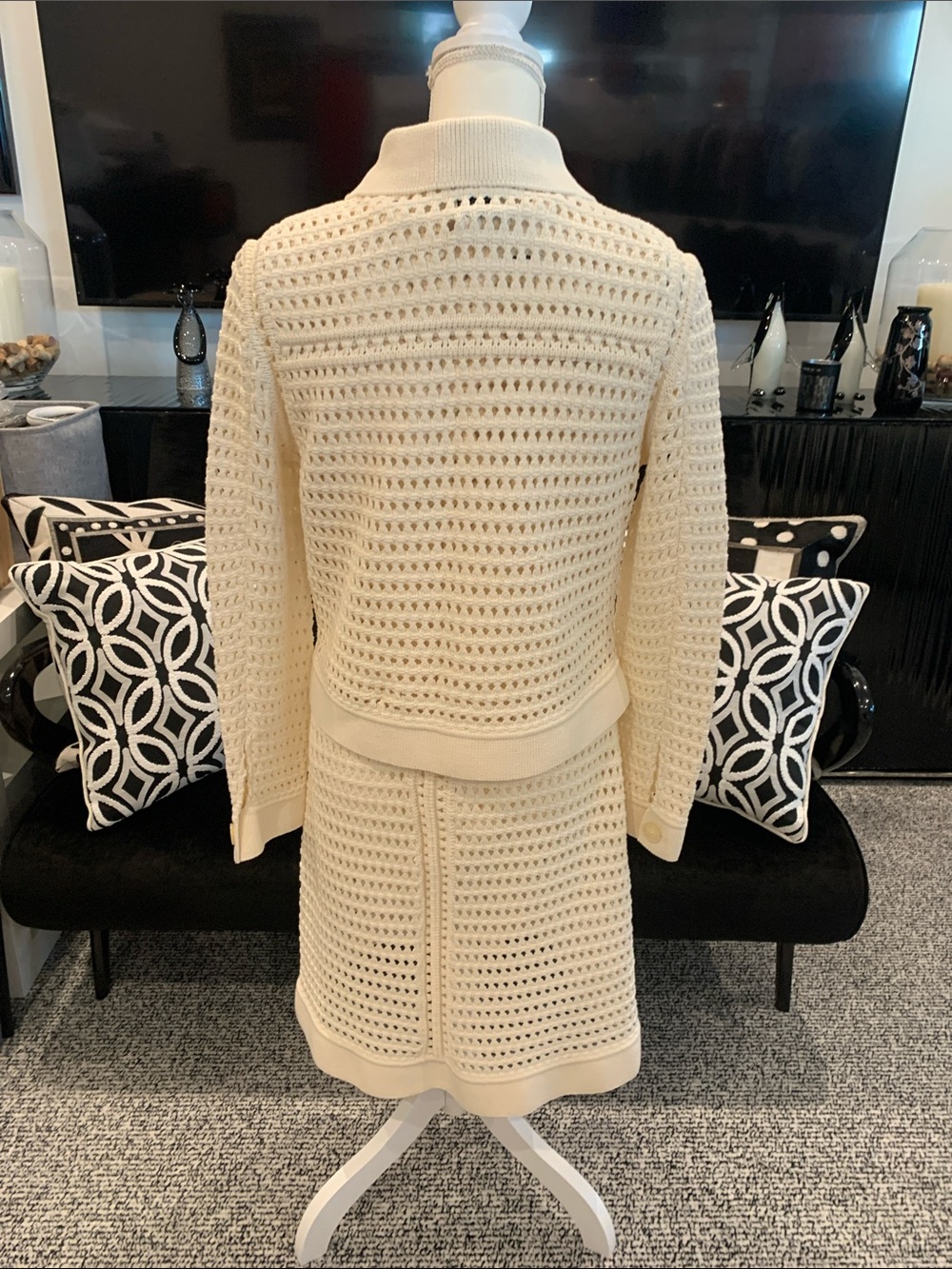 St. John Cream Openwork Crochet Set w slip. Size 8. Worn once - Picture 5 of 11